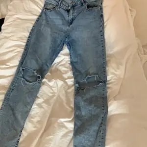 Balla jeans från H&M med hål på båda knäna! Väldigt stretchiga!