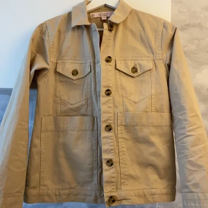 BEIGE VÅRJACKA - En fräsch, beige vårjacka eller kan även vara en overshirt eftersom den är väldigt tunn. Jättebra skick, använd max 1-2 gånger. Från Miss Selfridges petite kollektion så skulle säga att denna verkligen är en S eller XS. 🌷