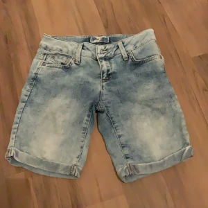 Långa shorts - Mina favorit shorts somnintenpassar längre :/ lite längre modell i väldigt bra skick
