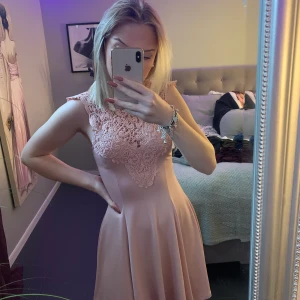 Klänning  - Smutsrosa klänning från bubblerom med knytning i nacken