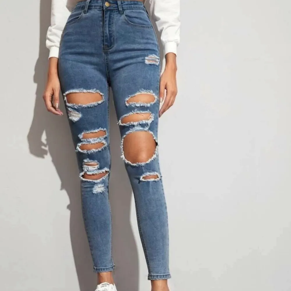 Säljer då detta par byxor eftersom att jag inte har nån användning för de, storlek Xs/34. Jeans & Byxor.