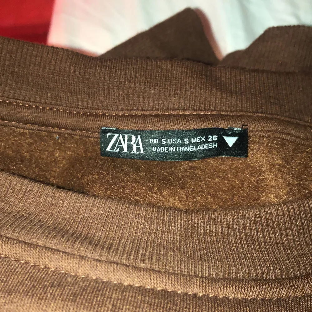 Säljer min bruna sweatshirt i storlek S😋 säljer den vidare pga den passar inte så bra på mig ville att den ska vara lite oversized men den var inte heller för liten🥰, bra skick , använd typ några gånger av mig💯😩💫. Tröjor & Koftor.