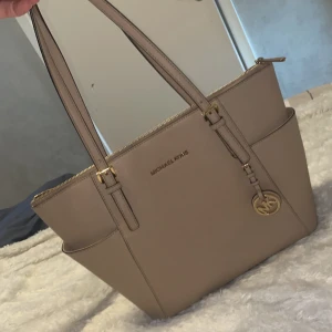 Michael kors väska, i nytt skick - Säljer min Michael kors väska då den aldrig används, har endast använt den fåtal gånger och väskan är därför i nytt skick, skickar gärna fler bilder om det önskas!