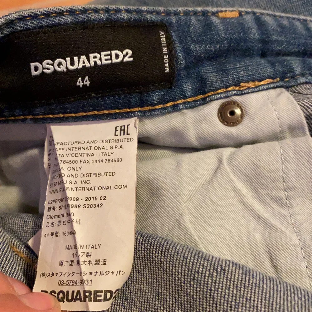 Mörkblå dsquared jeans med slitningar och färgstänk. Jeans & Byxor.