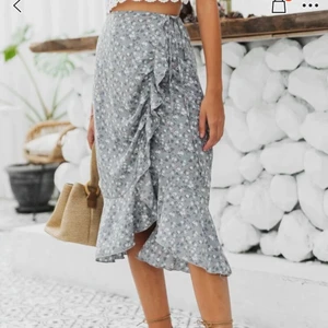 Kjol - Säljer en jättesöt kjol då den inte kommer till användning. Använd max 2 gånger. Storlek M men skulle mer säga att den sitter som en S