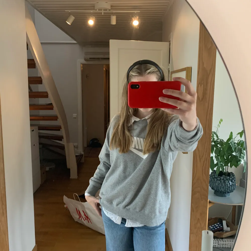 Säljer min jättesnygga och sköna Nike sweatshirt! Är i väldigt bra skick eftersom jag inte använt den många gånger💕 är i storlek XL så funkar perfekt att använda som en oversized sweatshirt. Jag brukar ha storlek S i kläder och den är väldigt oversized på mig. Hör av er vid intresse☺️❤️. Tröjor & Koftor.