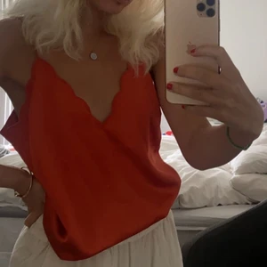 Topp - En jätte fin topp/linne från bikbok. Det är siden material och en jätte fin färg speciellt om man är brun😍 säljer för att det var lite för stort för mig. Frakt tillkommer.