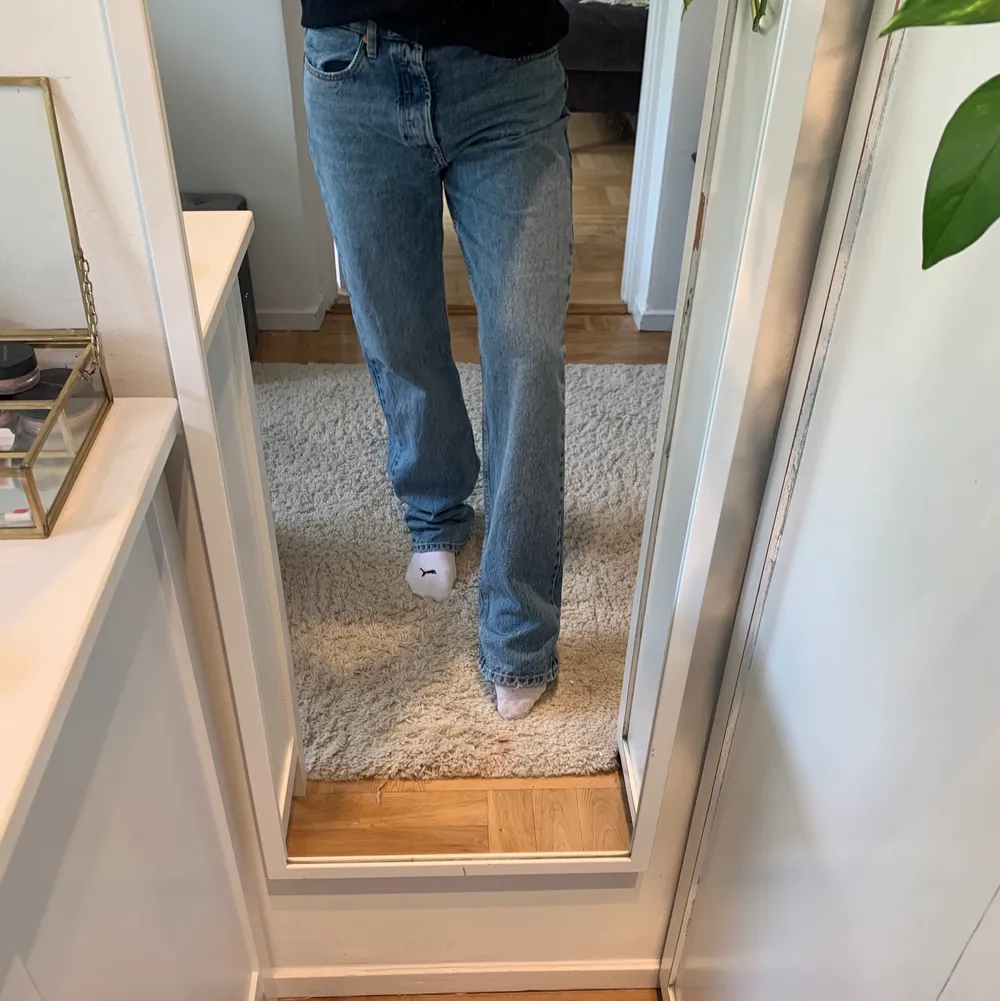 Supersnygga low waisted jeans från zara. Dock förstora för mig därav aldrig använda! Men passar nog om man man är längre och vill ha lose jeans. Jag är 168. Jeans & Byxor.