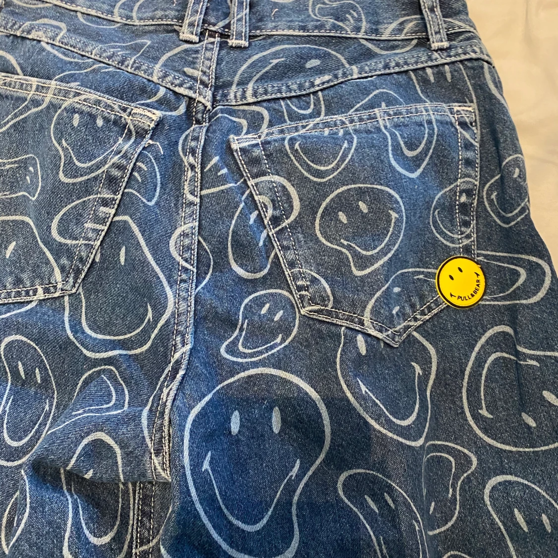 coola jeans med ”blekt” tryck - 91