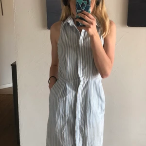 Sommar klänning  - En blå vit randig luftig sommar klänning med knappar som man stänger med och en öppen rygg hör av er för mer bilder 