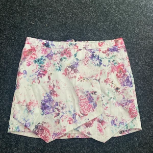 Kjol - En blommig kjol i bra skick