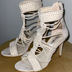 Strappy sandals - Ett par vita flätade klackar. Använda en gång under många timmar. 