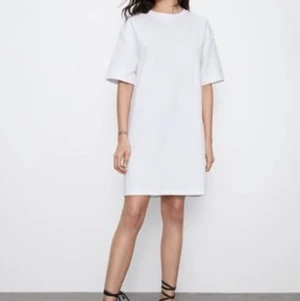 Tshirt klänning - Vit tshirt klänning använd max 5 ggr 💕