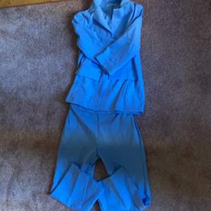 Blå kavaj +byxor från SHEIN. Aldrig använda då de inte behövdes. Ganska tunt material 💗köpare står för frakt.