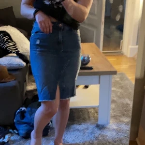 jeanskjol - säljer min fina jeanskjol eftersom den inte kommer till användning, använd 2 ggr tror jag. köparen står för frakten <3
