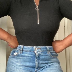 Topp  - Svart topp, har ojämna ändor då det brukade vara en klänning men jag skar den till en tröja , dock bekväm och fin i bysten 