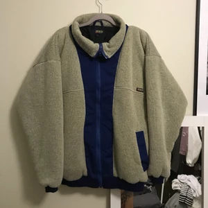 Blåkläder jacka - Mysigaste jackan från blå kläder workwear i fräscht skick. Den är grå, bara ljuset på mitt rum som är gult. Den är ganska tjock, inte vinterjacka tjock utan mer vår/sommarkväll tjock? 