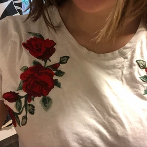 T-shirt  - Söt broderi blommig t-shirt passar som en M