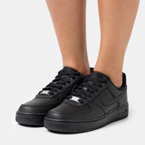 Nike Air Force 1 - Jag säljer ett par Nike Air Force 1. Skorna är rätt så använda och lite slitna inuti men utan på ser dom sprillans nya ut. 