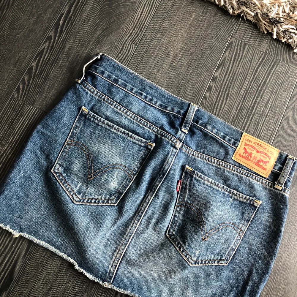 Levis jeans kjol i storkök 25, passar mig som har xs/s. Kjolar.