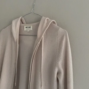 Zip Hoodie från Soft goat - Sjukt snygg beige/ljusrosa zip Hoodie i äkta kashmir från soft goat, säljer då den inte kommer till användning och den är i mycket fint skick!❤️