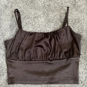 Linne - Mörkbrunt linne från hm har aldrig använt🤎 bud på: 70