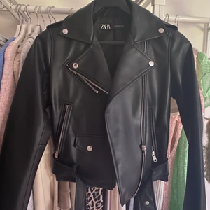 Skinnjacka - Säljer min jättefina skinnjacka från zara som är köpt för 499 då jag inte använder den längre. Storlek S. Jättefint skick och inga skador alls.