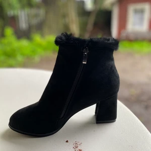 Vårskor med klack - Vårskor med klack, aldrig använda, svarta.