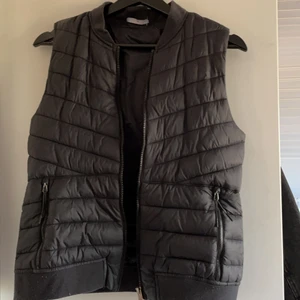 Dunväst - En jättefin dunväst från Stadium i storlek 36, som ny verkligen! Den är hyfsat tunn perfekt nu till sommaren!