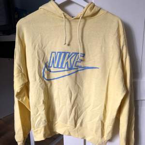 Gul Nike hoodie i tunnt, gult material! Såå skön att ha på sommarkvällar och är verkligen mysig🥰