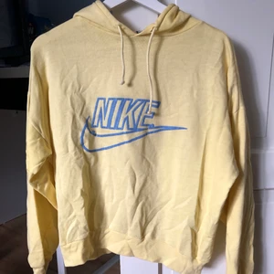 Nike hoodie - Gul Nike hoodie i tunnt, gult material! Såå skön att ha på sommarkvällar och är verkligen mysig🥰