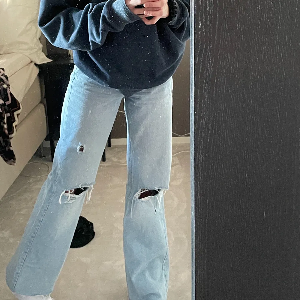 Säljer dessa fina zara jeans som nu är slutsålda. Dem pssar perfekt i längden på mig med långa ben (jag är 176cm lång) 💕💕. Jeans & Byxor.
