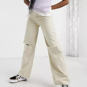 Jeans wide leg - Jeans Wide leg från bershka ASOS  Helt nya med pris lapp kvar. Storlek 34 men små i storleken så mer som 32. Kan passa dig som är 34 & har smala lår och liten rumpa💞 Gräddvita/ beige Pris: 175kr + frakt. Köparen står för frakten✨