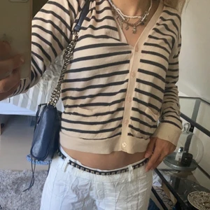 Filippa K tröja 🥰 - En jätte fin randig tröja, ser oanvänd ut super fin till sommaren🐝 köparen står för frakt 🐠🐠🐠 pris kan diskuteras, tror det är stolek S