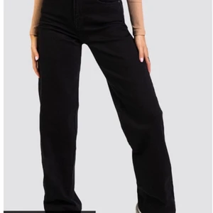 Svarta vida jeans från madlady - Trendiga svarta vida byxor som passar till ALLT! Säljer pga för stora. Det är använda 2 gånger, när jag provade dom och vid ett annat tillfälle så de är i väldigt fint skick! Köpta för 549 sek