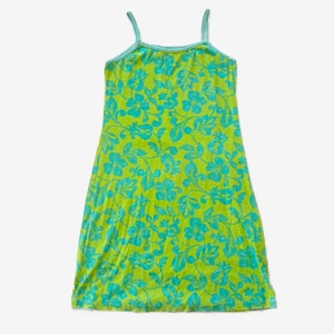 Sommarklänning🌸 - SÅ fin och simpel klänning, perfekt till sommaren och stranden🌊☀️ Köpt på humana, men fick ingen användning för den 😞 Passar allt mellan s-l beroende på hur tight man vill ha den 🌸