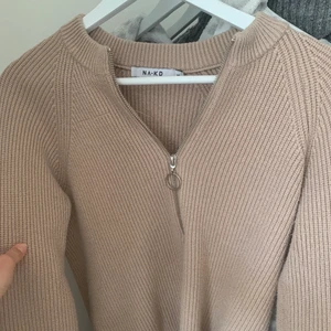 Nakd stickad  - Stickad ifrån Nakd! Jättefin beige/brun färg med dragkedja🌟 Fler bilder kan skickas!