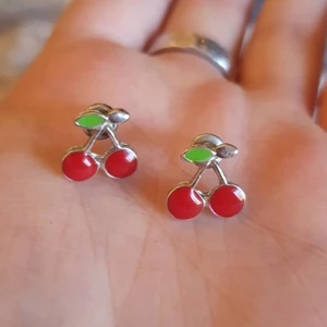 Körsbär örhängen - Ett par söta och somriga körsbärsörhängen :)