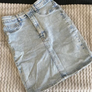 Jeanskjol- Ginatricot  - Nästintill oanvänd kjol från Ginatricot i modellen Molly, väldigt stretchig som formar sig fint efter kroppen! 80 kr + frakt 🤩