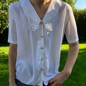 Vit blus - Vit blus i storlek EU38/M. 67 cm lång/50 cm bred