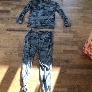 Strl XS  - Säljer denna jätte fina dress som är lite sliten och för liten för mig men jätte fin. Både byxor och tröja för 30 kr och byxorna är lite långa och för ett av dom plaggen så tar jag 15