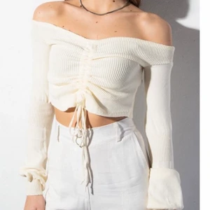 Madlady-stickad topp barely off white - Super fin topp, stickad, bekväm, använd 2 gånger, vit, dragning med justering, pris diskuteras vid snabb affär, bra skick, som ny, fraktkostnad diskuteras vid affär