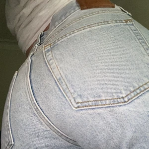 Ljusa raka jeans - Jeans från Mango storlek 40. Sitter som en 38/40, aldrig använda bara legat i garderoben! Sitter som en smäck på rumpan och är perfekt färg nu inför sommaren. Rak passform