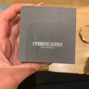 Dyrberg kern örhängen OANVÄNDA - oanvända dyrberg örhängen i silver. 
