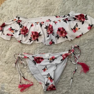 BIKINI OFFSHOULDER - Bikini från zaful. Superfin och skön! Säljes då den tyvärr var för liten för mig. Eftersom underdelen går att knyta själv skulle jag säga att binikinin passar någon mellan XS-liten M. Eventuell frakt betalas av köparen! 