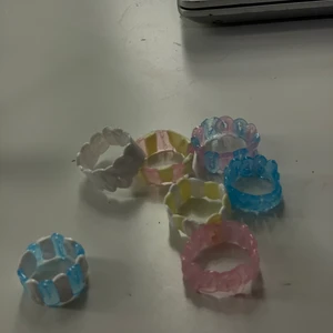 Ringar!! - Intressekoll!!! Nån intresserad av att köpa?? Frakt 10kr, gjorda själv. Färgerna går att kombineras, även storlekar!🔥🌺🌸🌳🐉🥰🥀🌝🥺🤩