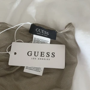 Guess sjal - Säljer en helt ny sjal från Guess som har prislappen kvar, nypris 749 kr. Svårt att fota av den. Men en tunn sjal med mjukt material. Diskret mönster och guess står på sidorna. Lite likt sista bilden fast en ljusare färg!