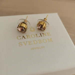 Caroline Svedbom örhängen - Rosa Örhängen från Caroline Svedbom 