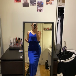 Blå långklänning från HM strl S - Jätte fin långklänning i en jätte fin färg❣️klänningen skulle kunna passa både M/S/XS beroenden på hur man vill att den ska passa❤️ Den passar perfekt nu till sommaren❣️köpare står för frakt❣️