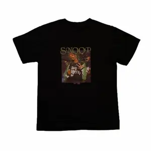 T-shirts med tryck av Snoop Dogg i 100% bomull. Snygg t-shirt perfekt till sommaren🌪☔️